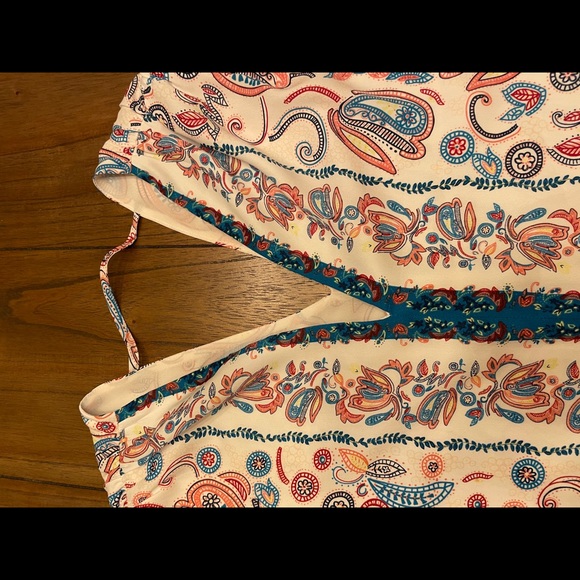 White Floral Sleeveless Dress with Tieable Belt - Picture 5 of 8